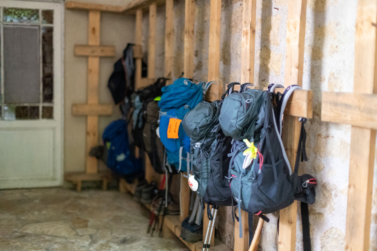 Local de rangement des chaussures de marche et des sacs à dos, avant d'entrer dans le gîte