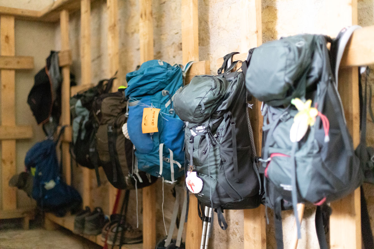 Room at the entrance to the Gîte du Guâ in Figeac for storing walking shoes and rucksacks.