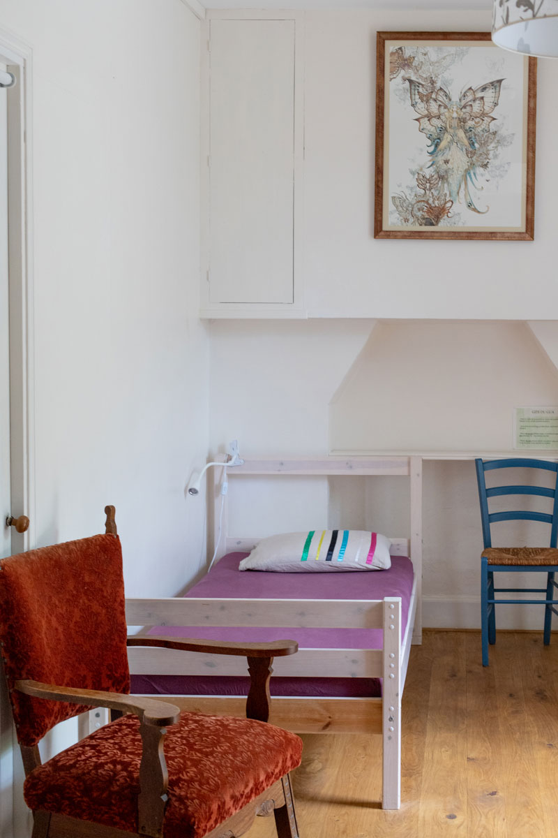 Zweibettzimmer mit Blick auf La Terrasse des Gîte du Guâ in Figeac